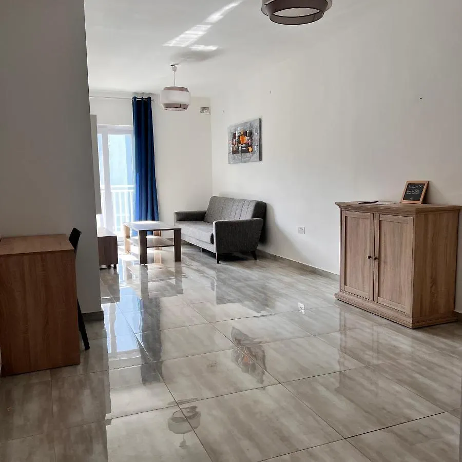 F3 Room 2, Private Room Two Single Beds Shared Bathroom Msida Malta