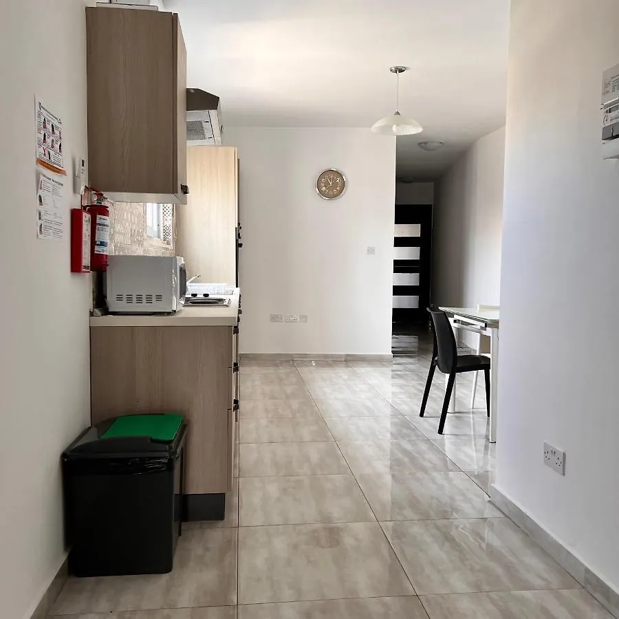 F3 Room 2, Private Room Two Single Beds Shared Bathroom Msida Homestay