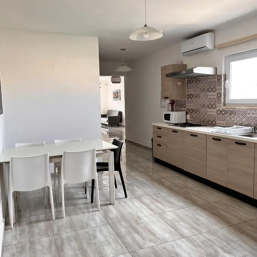 Homestay F3 Room 2, Private Room Two Single Beds Shared Bathroom Msida