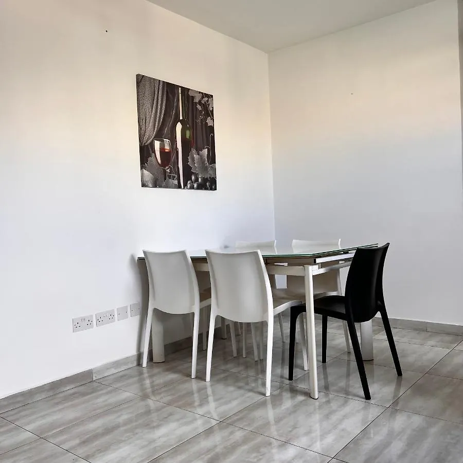 F3 Room 2, Private Room Two Single Beds Shared Bathroom Msida 0*,  Malta