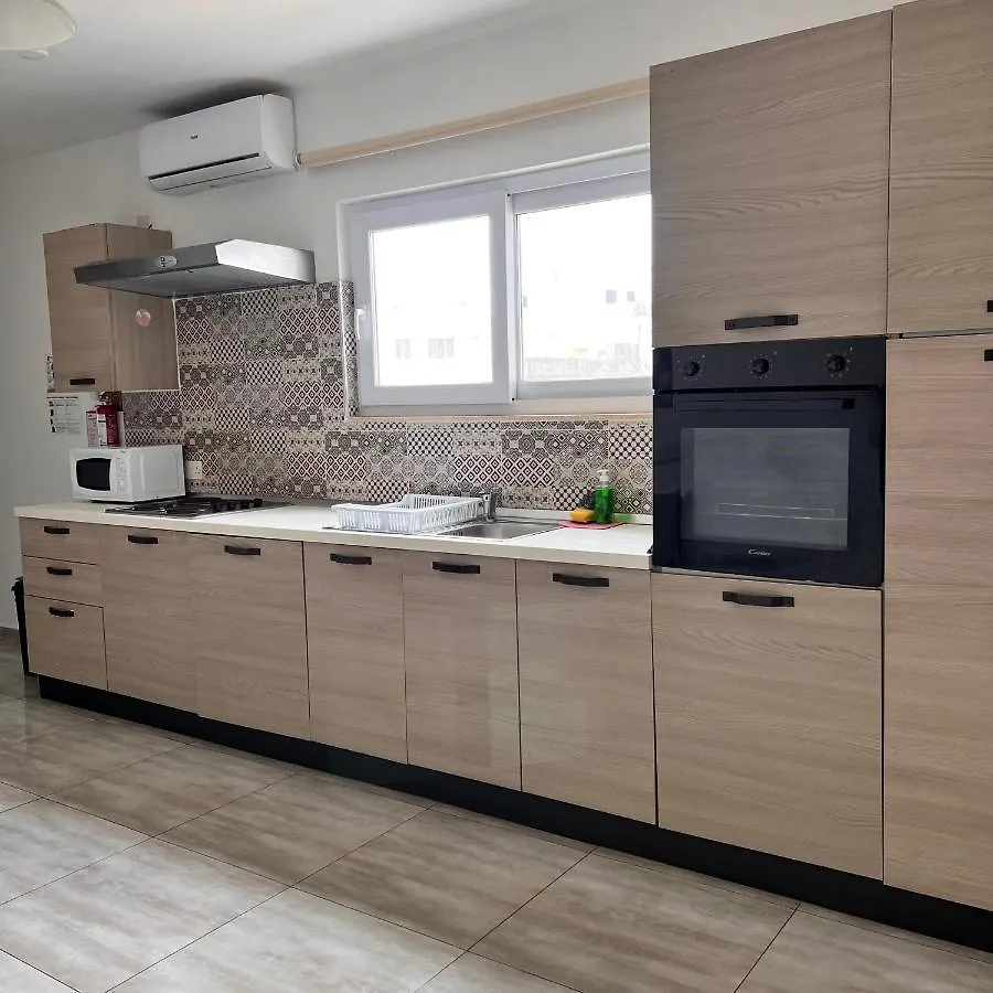 F3 Room 2, Private Room Two Single Beds Shared Bathroom Msida 0*,