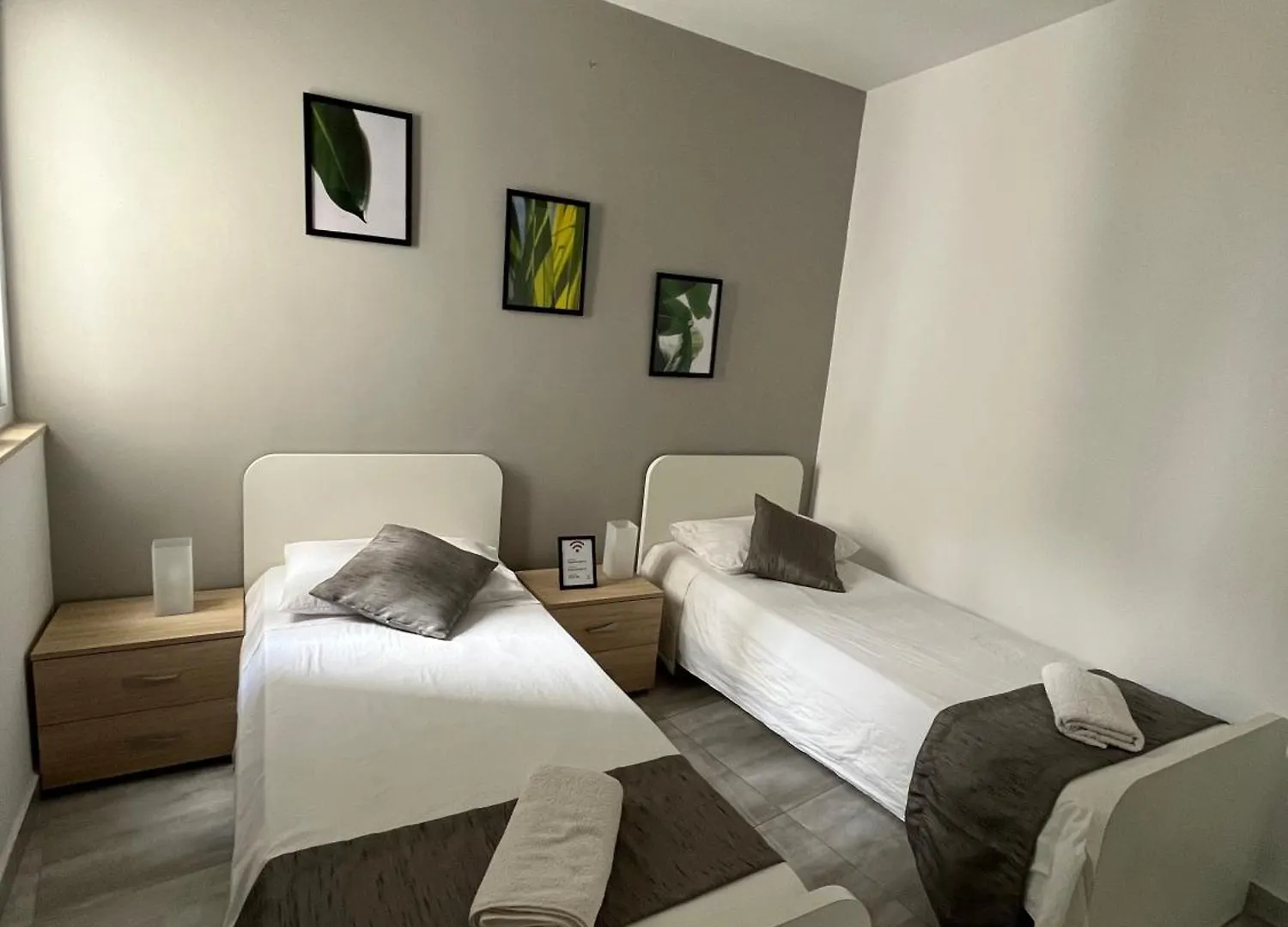 F3 Room 2, Private Room Two Single Beds Shared Bathroom Msida Homestay